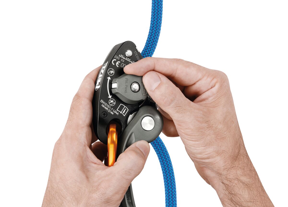 GRIGRI® + Belay device with cam-assisted blocking and anti-panic handle, optimized for learning and top rope climbing 6 GRIGRI® + Belay device with cam-assisted blocking and anti-panic handle, optimized for learning and top rope climbing